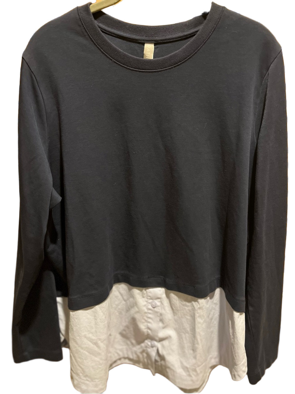 219. WOMENS ATHLETA XL DETAIL TOP